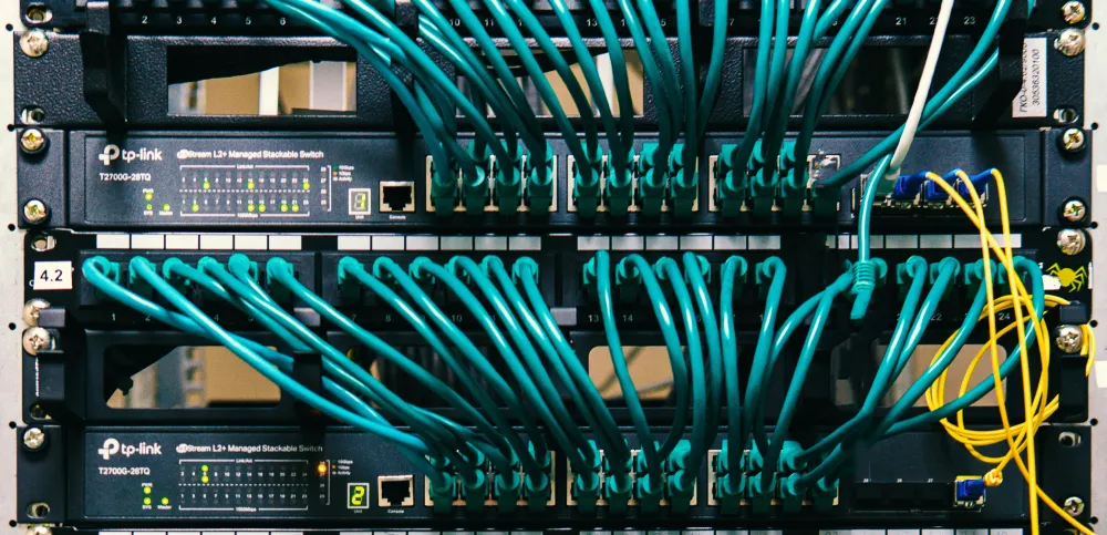Switches de red y cableado estructurado en un armario de comunicaciones
