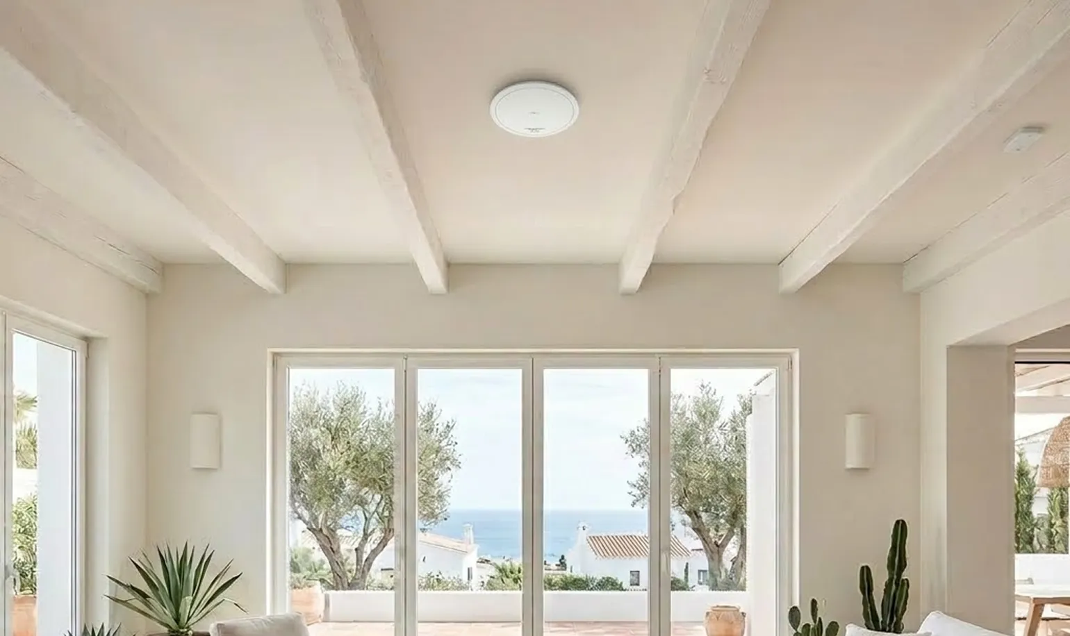 Salón luminoso con un punto de acceso inalámbrico en el techo