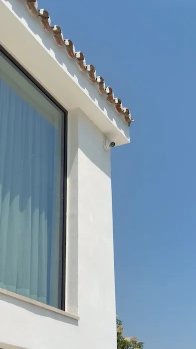 Cámara Hikvision instalada bajo el alero de la villa en Los Naranjos