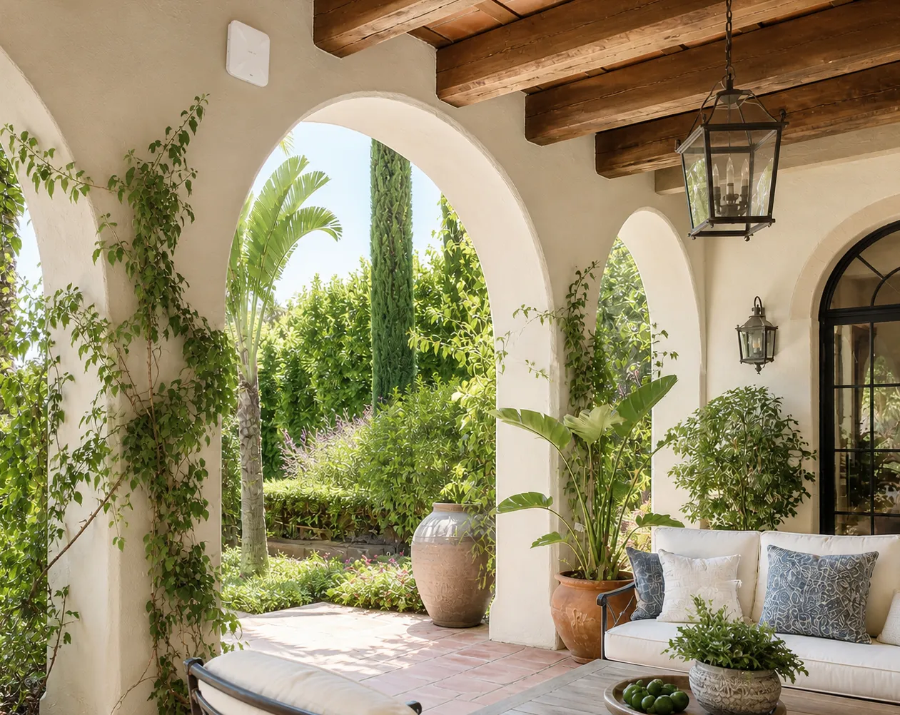 Terraza con arcos, vegetación y un punto de acceso Wi-Fi